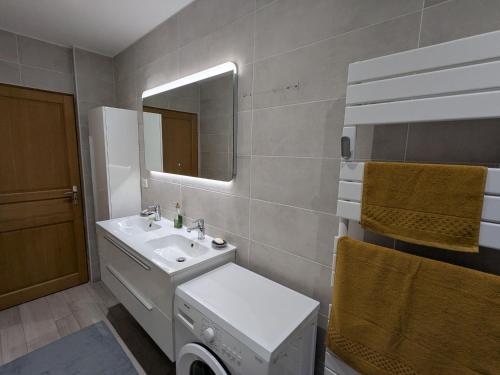 A bathroom at Appartement lumineux au cœur de Montargis avec vue sur le canal - FR-1-590-585