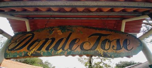 a sign that says antemedice hanging from a building at Cabañas DondeJosé in Valle de Anton