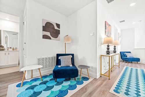 sala de estar con silla azul y alfombra en LC517T The Chic Abode at Liberty Bluff, en Kissimmee