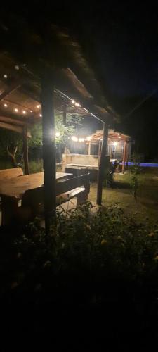 einen Picknicktisch unter einem Pavillon in der Nacht in der Unterkunft Montañas Del Sol in Santa Rosa de Calamuchita