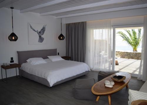 เตียงในห้องที่ Hermes Mykonos Hotel