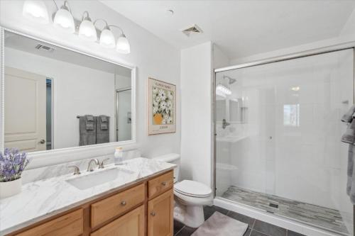 Un baño con inodoro, lavabo y ducha. en Panorama View - Mountain Views - Community Pool, en Fountain Hills