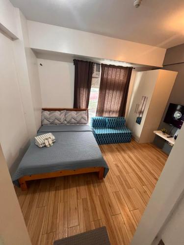 a small room with a bed and a couch at JFam Suites, C3-11D Studio, Up To 4 Pax in Biñan