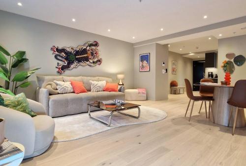 una sala de estar con un sofá y una mesa en Brand New & High-End 3 Bedrooms 2 Bathrooms Central Apartment, en Bergen