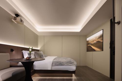 une chambre avec un lit et une table dans l'établissement JN Hotel, Guanyinqiao Pedestrian Street, Chongqing, à Chongqing