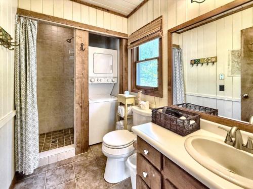 Un baño con inodoro, lavabo y ducha. en Karma Cabin, en Scaly Mountain