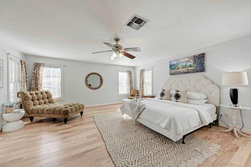 Ένα ή περισσότερα κρεβάτια σε δωμάτιο στο Moment in Time - Hot Tub & Fire Pit