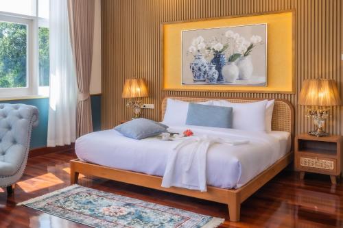 Ban Yang Pa KhaにあるChez Nij Ryokan Onsen Chiang Maiの大きな白いベッドと2つのランプのある寝室