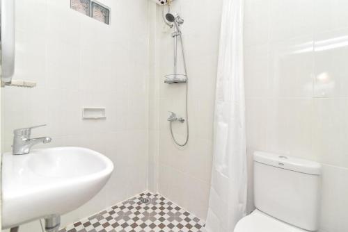 Ένα μπάνιο στο RedDoorz Plus near Jalan Imam Bonjol Denpasar