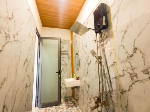 ein Badezimmer mit Dusche und Waschbecken in der Unterkunft Làng Suối Homestay Vĩnh Hy in Ninh Hải
