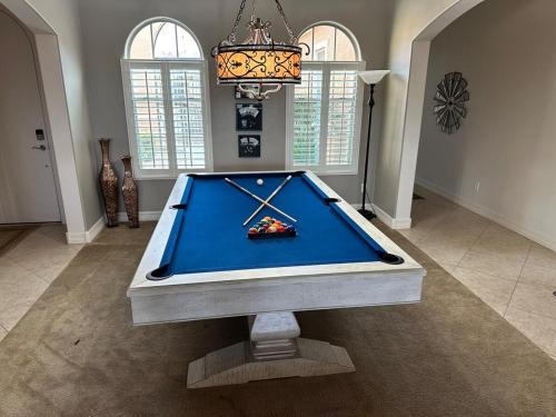une grande chambre avec un billard dans une maison dans l'établissement Luxurious villa with pool and spa, à Liberty
