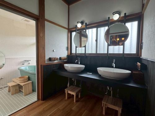 a large bathroom with two sinks and a tub at 陽和リトリート in Tateyama
