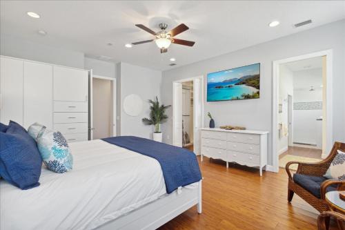 Un dormitorio con una cama y un ventilador de techo. en 51 N Orlando Ave, en Cocoa Beach