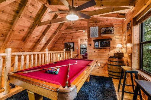 una mesa de billar en una habitación en una cabaña en The Smoky Pines cabin, en Waldens Creek