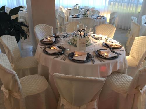 Ein Restaurant oder anderes Speiselokal in der Unterkunft Albergo Ristorante Cavaliere 