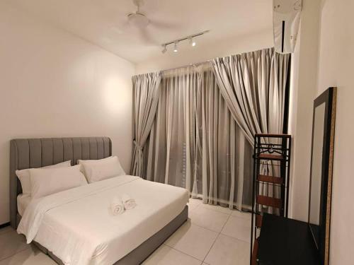 une chambre avec un lit blanc et une fenêtre dans l'établissement Urban Suites Georgetown Penang - Affordable & Cozy Stay with High Floor-Sea & Penang Bridge View, à George Town