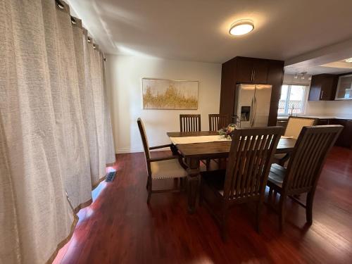 サンノゼにあるFamilyFriendly 3BR Near Eastridge, Lake Cunninghamのテーブルと椅子のあるキッチンとダイニングルーム