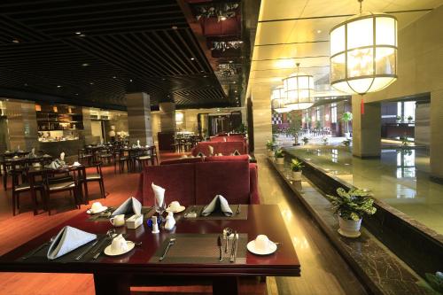 ห้องอาหารหรือที่รับประทานอาหารของ LN Dongfang Resort