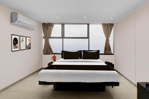 ChākanにあるSuper Townhouse Chakan MIDC Pune Formerly Renuka Executiveの部屋の中に大きなベッドがある寝室