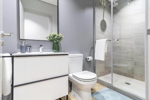 łazienka z białą toaletą i prysznicem w obiekcie One Thibault Hotel - Cape Town City Centre w Kapsztadzie