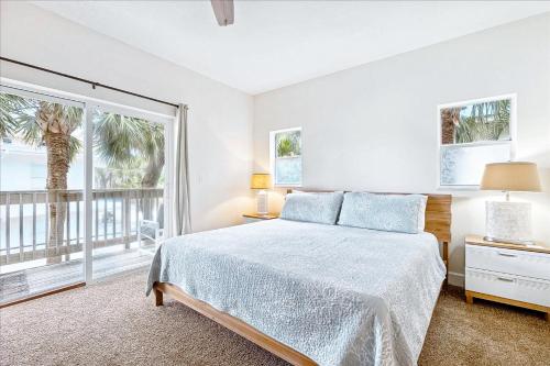Un dormitorio con una cama y una ventana grande. en 7660 Ridgewood Ave, en Cabo Cañaveral