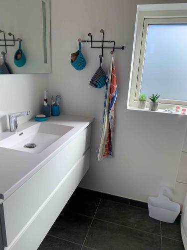 Bilik mandi di Front-Row Summerhouse With View And Big Garden