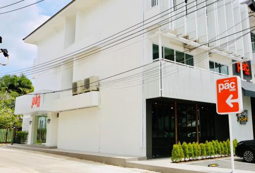 a white building with a parking sign in front of it at PACINN Narathiwat โรงแรมพักอินน์ นราธิวาส in Kampong Botong