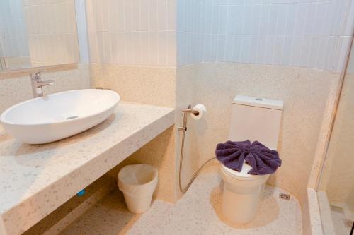 a bathroom with a sink and a toilet at PACINN Narathiwat โรงแรมพักอินน์ นราธิวาส in Kampong Botong