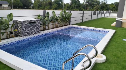 einen Pool mitten im Hinterhof in der Unterkunft Casa Amethyst in Kuala Terengganu