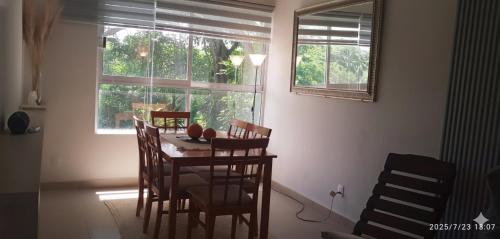 een eetkamer met een tafel en stoelen en een raam bij El paraíso del descanso in El Jobo