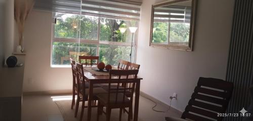 een eetkamer met een tafel en stoelen en een raam bij El paraíso del descanso in El Jobo