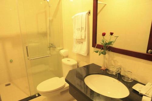 un bagno con wc, lavandino e doccia di Luxe Hotel a Dong Hoi