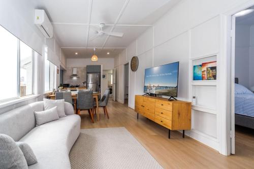 Relaxed Coastal Getaway Steps to Urangan Beach