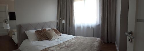 Posteľ alebo postele v izbe v ubytovaní Lake Apartment