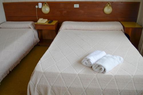 una habitación de hotel con 2 toallas en una cama en Hotel El Velero, en Villa Gesell