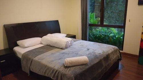 Ένα ή περισσότερα κρεβάτια σε δωμάτιο στο Vila Vimala Hills 3Bedroom Privatepool ,Mountain view, Piano