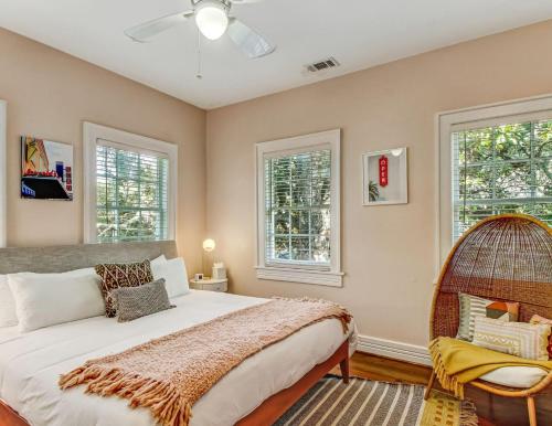 Una cama o camas en una habitación de Savannah Nest