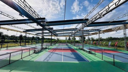 Εγκαταστάσεις για τένις ή/και σκουός στο Swanbay Le Center Zone 6 ή εκεί κοντά
