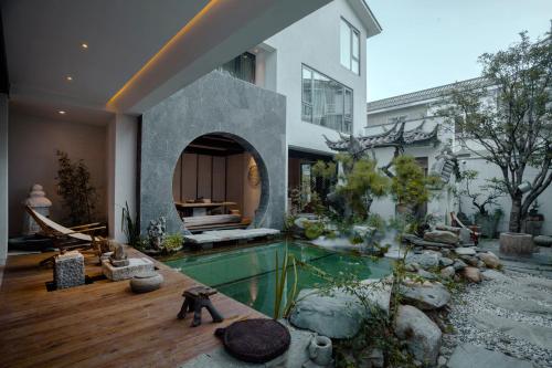 een huis met een zwembad in een tuin bij 大理古城归渊民宿 in Dali (oude stad)