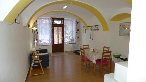 uma cozinha e sala de jantar com mesa e cadeiras em Apartman Pod Kostelem em Polná