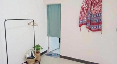 a room with a mirror and a potted plant at Beret B & B in Tengchong