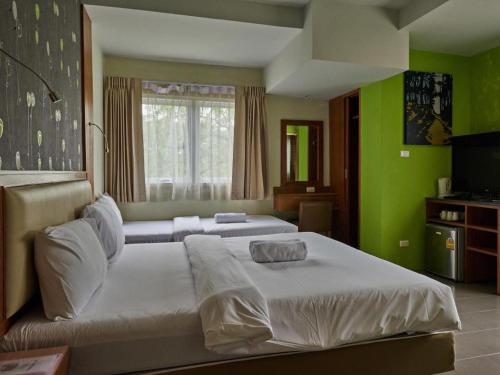 Ένα ή περισσότερα κρεβάτια σε δωμάτιο στο Phuket Ecozy Hotel