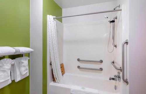 Ένα μπάνιο στο Sleep Inn & Suites Prince George near Fort Lee