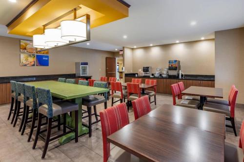 a dining room with tables and chairs in a restaurant at Comfort Inn & Suites North Dallas-Addison in Dallas
