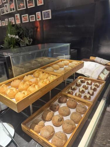 广元广元万达嘉华酒店的陈列箱,上面装满了各种糕点