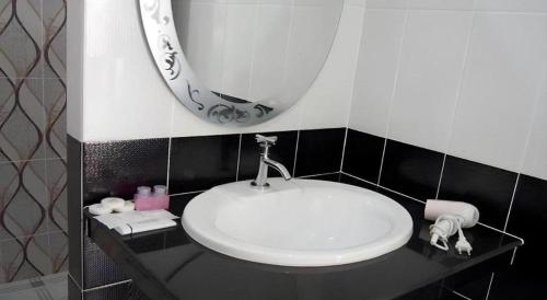 un bagno con un lavandino bianco e uno specchio di Lake Terrace Resort a Satun