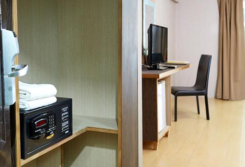 TV a/nebo společenská místnost v ubytování Watana Hotel