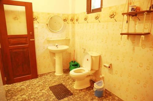 un baño con inodoro y lavabo en Secret Paradise, en Unawatuna