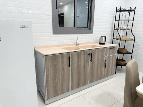 ein Badezimmer mit Waschbecken und Spiegel in der Unterkunft شقة مفروشة أنيقة وفاخرة دخول ذكي in Dschidda