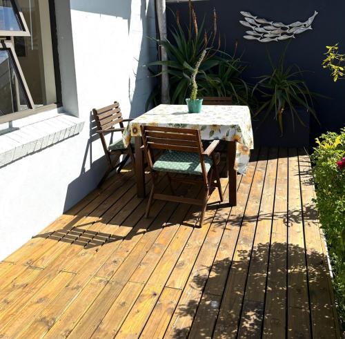 Taman di luar Tranquil hideaway with a private deck